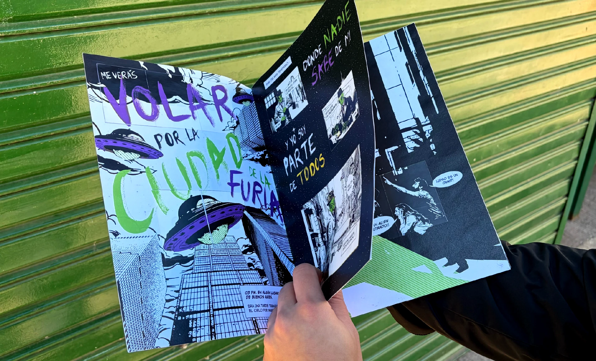 Interior del álbum de figuritas Ciudad de la Furia, con páginas ilustradas y composiciones gráficas en blanco, negro, violeta y verde.