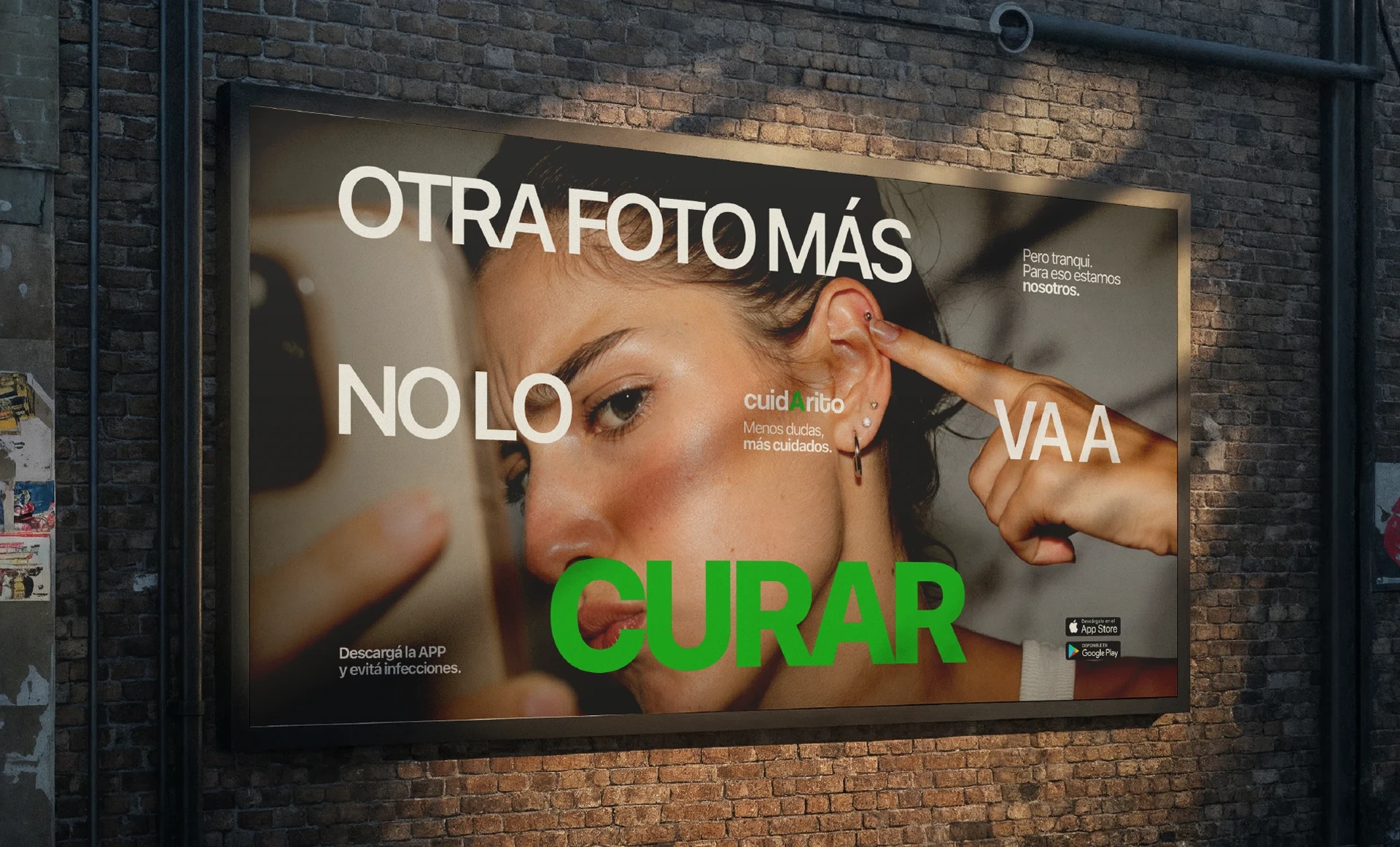 Publicidad de Cuidarito en vía pública que comunica consejos para el cuidado y recuperación de piercings.