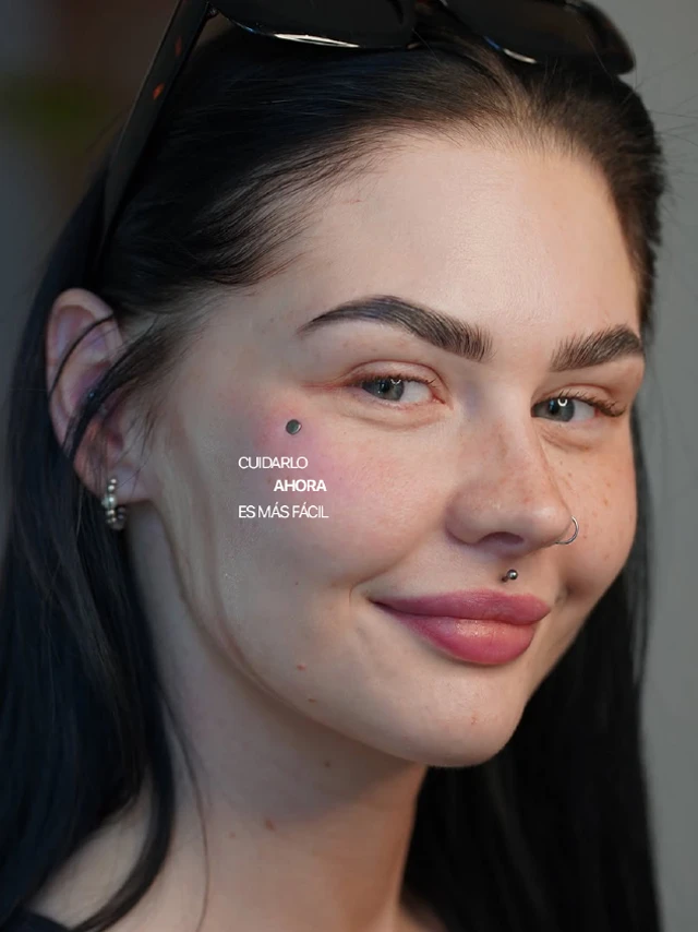 Posteo de CuidArito sobre el cuidado de los piercings, acompañado por una fotografía de una mujer mostrando su rostro.