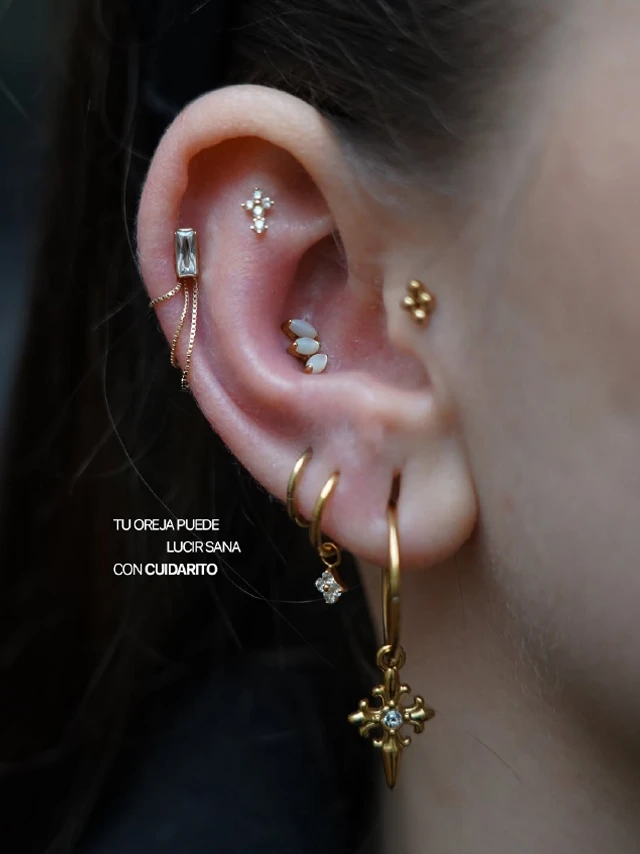 Posteo de CuidArito sobre piercings de oreja, con una fotografía en detalle de una oreja con varios piercings.