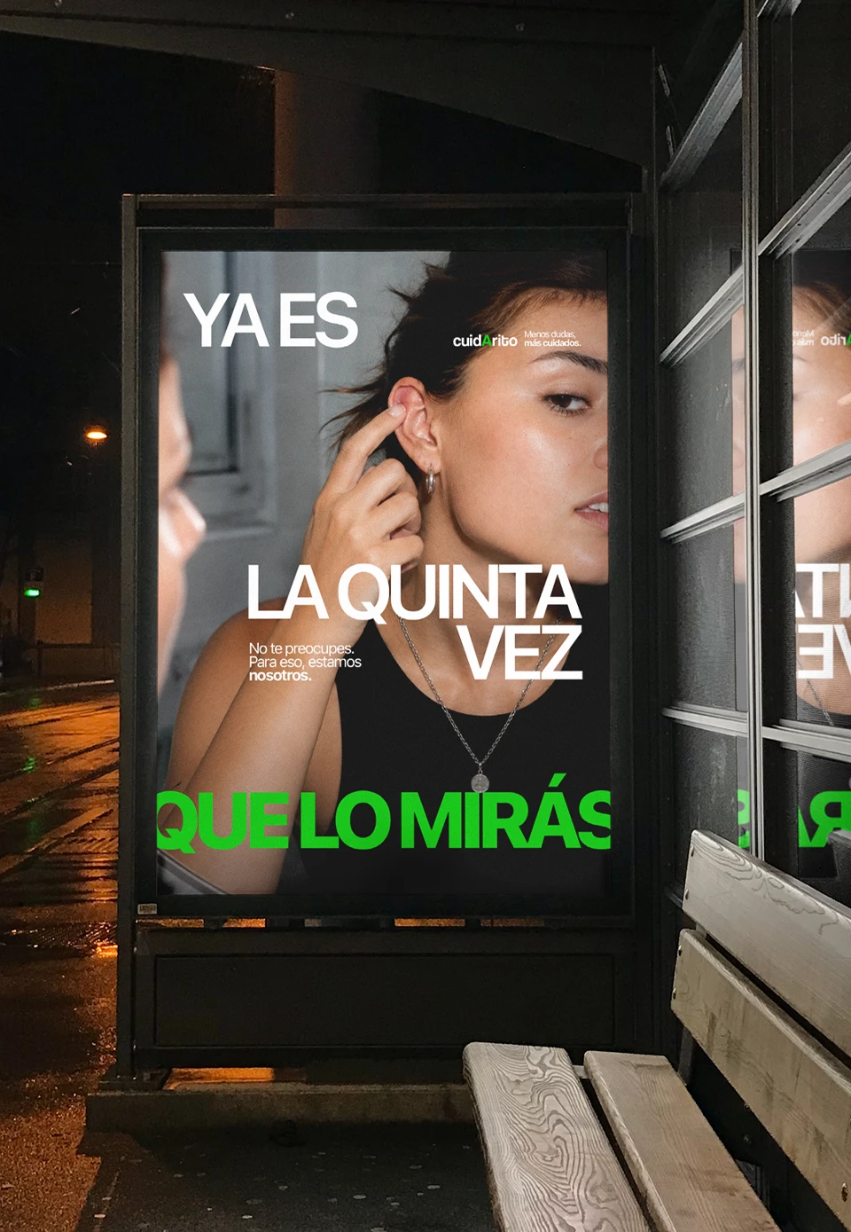 Pieza de vía pública de Cuidarito sobre cuidados de piercings, con el mensaje «Ya es la quinta vez que lo mirás».