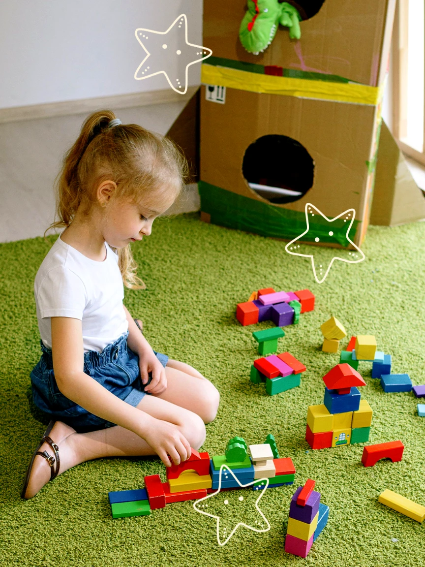 Post de Jardín del Delfín con una niña jugando y construyendo con bloques de colores en un espacio infantil