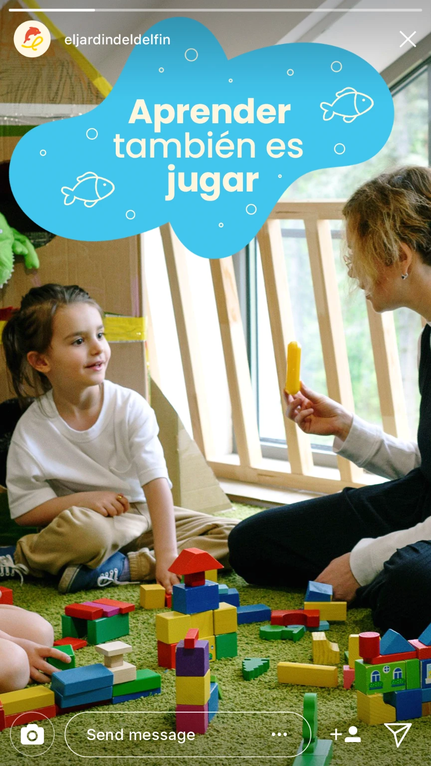 Story de Jardín del Delfín con niños jugando con bloques y el mensaje 'Aprender también es jugar'