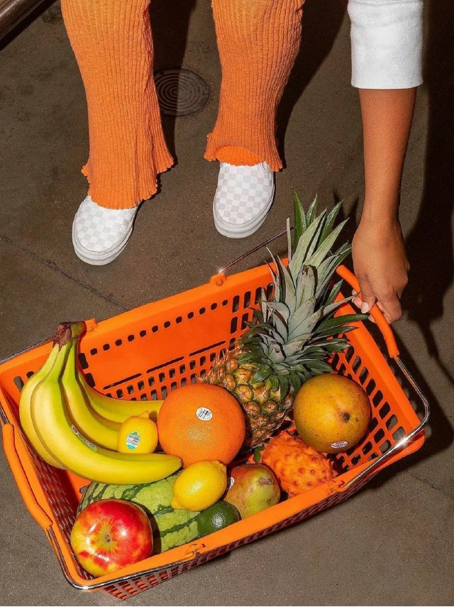 Fotografía de una canasta de supermercado llena de frutas y verduras frescas de La Amistad