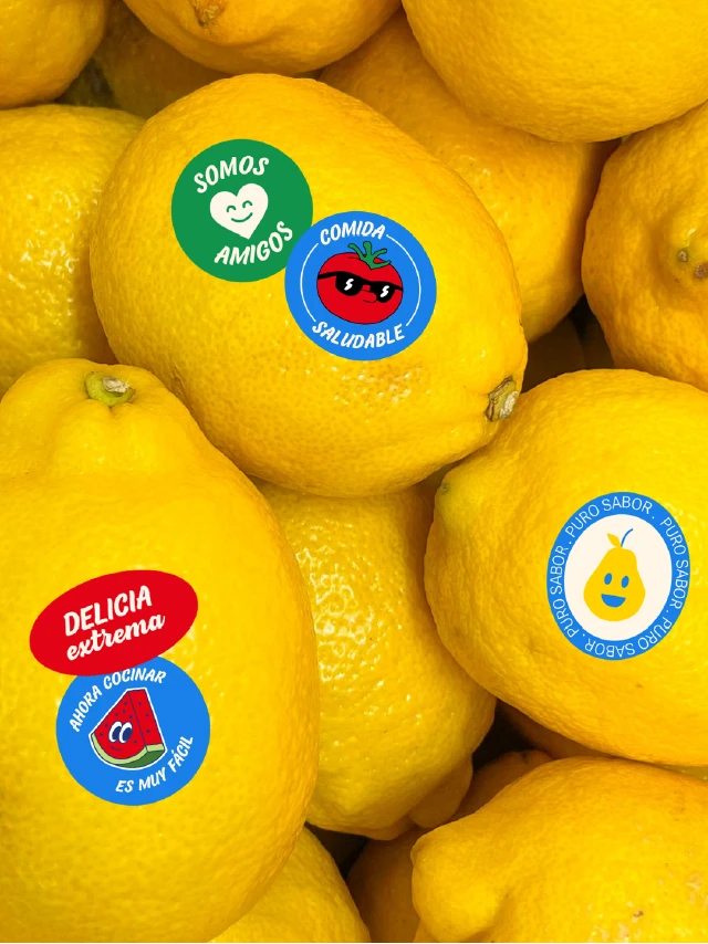 Fotografía de limones frescos con sellos gráficos de calidad y alimentación saludable de La Amistad