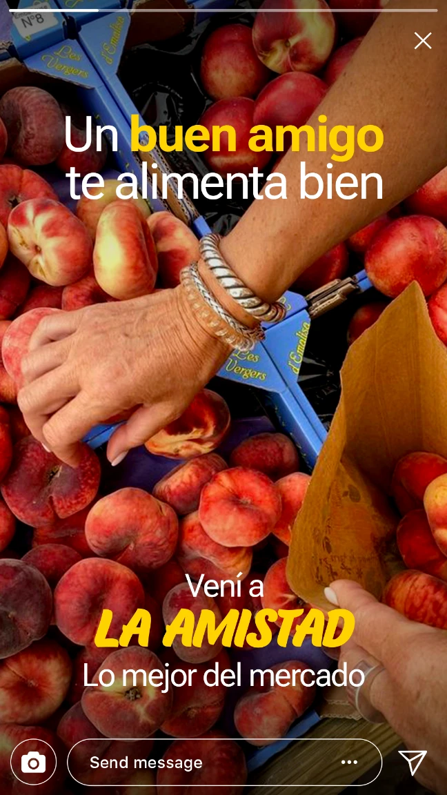 Story de Instagram de La Amistad con frutas y verduras frescas y el mensaje “Un buen amigo te alimenta bien” para reforzar el vínculo con sus clientes